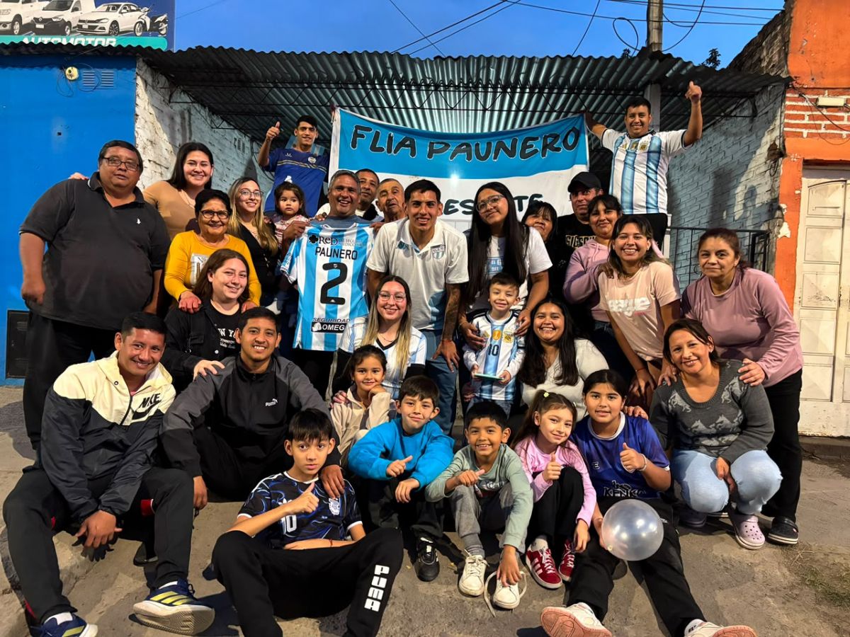 FESTEJO EN CASA. Familiares y amigos recibieron a Ramiro Paunero en la puerta de su hogar tras cumplir el sueño de debutar con la camiseta del 