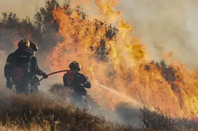 El fuego cerca ahora a Grecia: alivio en Francia y en España