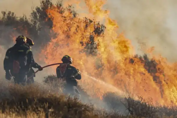 El fuego cerca ahora a Grecia: alivio en Francia y en España