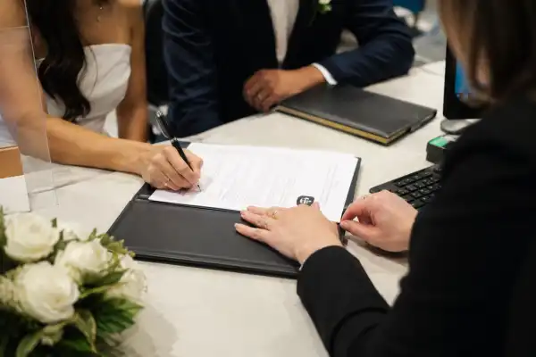 Si te vas a casar, Anses puede pagarte hasta $131.000 en agosto: cómo solicitarlo