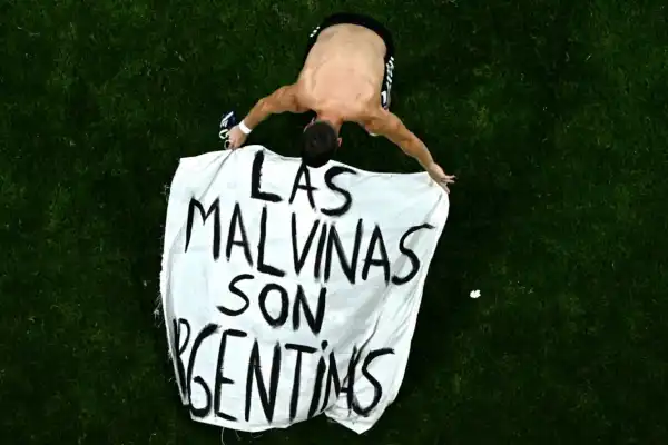 Las posibles sanciones que podría recibir la Selección argentina por la bandera de las Islas Malvinas
