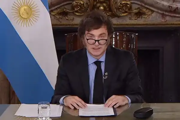 Javier Milei habló sobre Manuel Adorni y cuestionó a la prensa: Para mí, es honesto