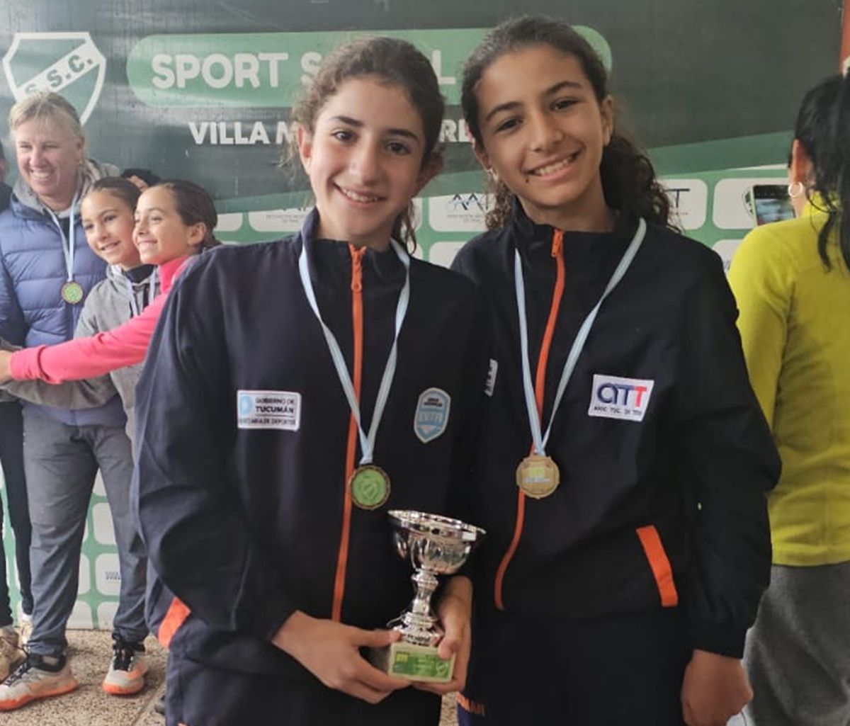 CAMPEONAS. Sofía Cripovich y Micaela Cholffi posan con la copa y las medallas tras conquistar el Nacional Sub-11, el primer título argentino por equipos en la historia del tenis tucumano.
