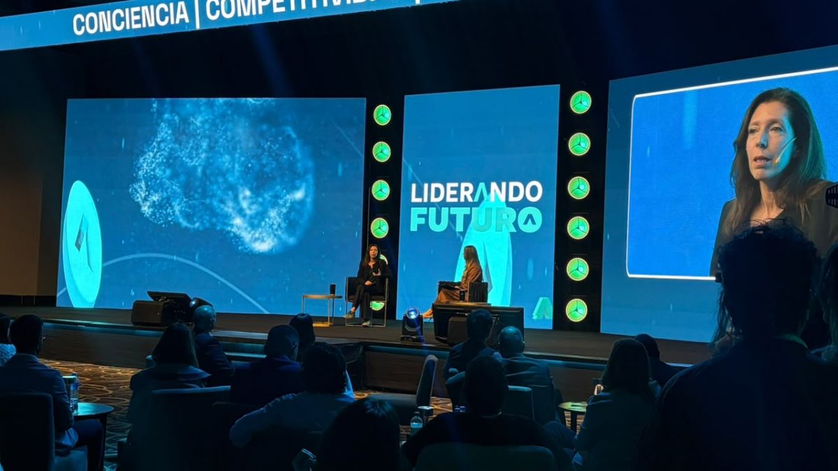 EN EL PANEL. La presidenta de AmCham Argentina y CEO de Aconcagua Energía Generación habló sobre competitividad, talento y desarrollo federal ante empresarios y jóvenes emprendedores.. / LA GACETA