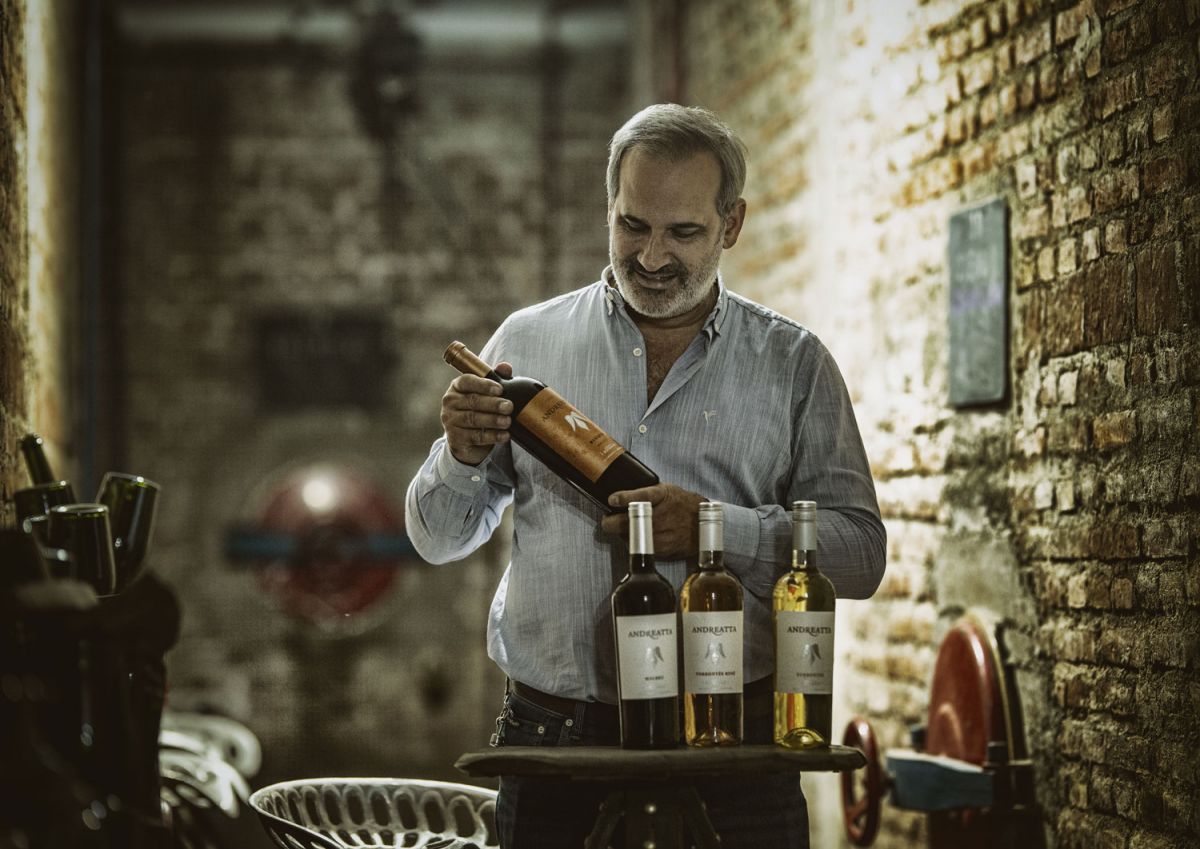 EN LA CAVA. Andreatta analiza una de las etiquetas de los vinos catamarqueños. 