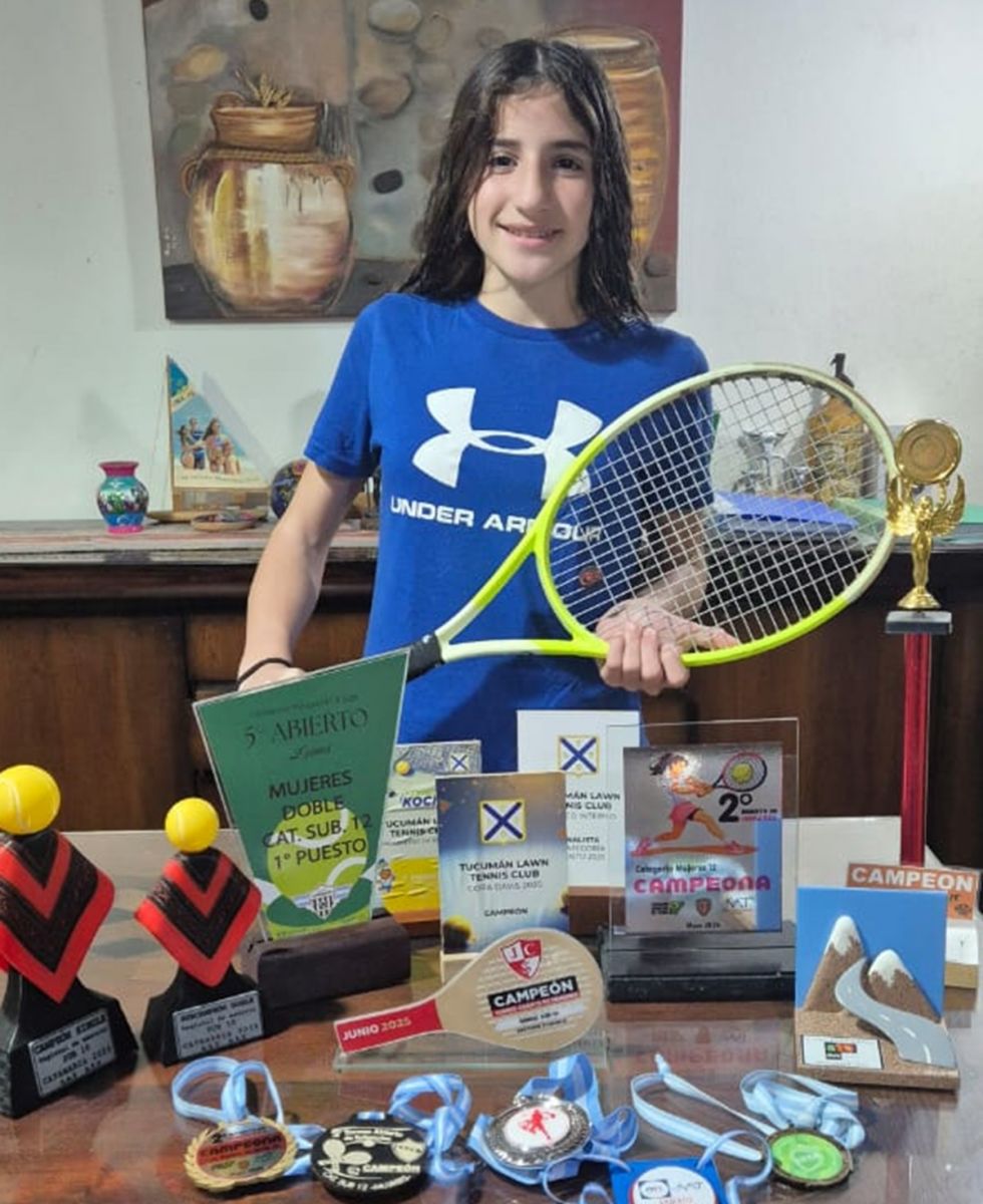 PROYECCIÓN. Sofía Cripovich exhibe parte de los trofeos y medallas que ya conquistó en el circuito. A los 11 años, es una de las principales promesas del tenis tucumano.