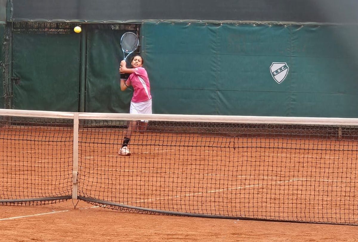 REVÉS. Micaela Cholffi ejecuta uno de sus golpes más confiables durante un partido. Con apenas 11 años, fue una de las protagonistas del histórico título nacional por equipos obtenido por Tucumán.