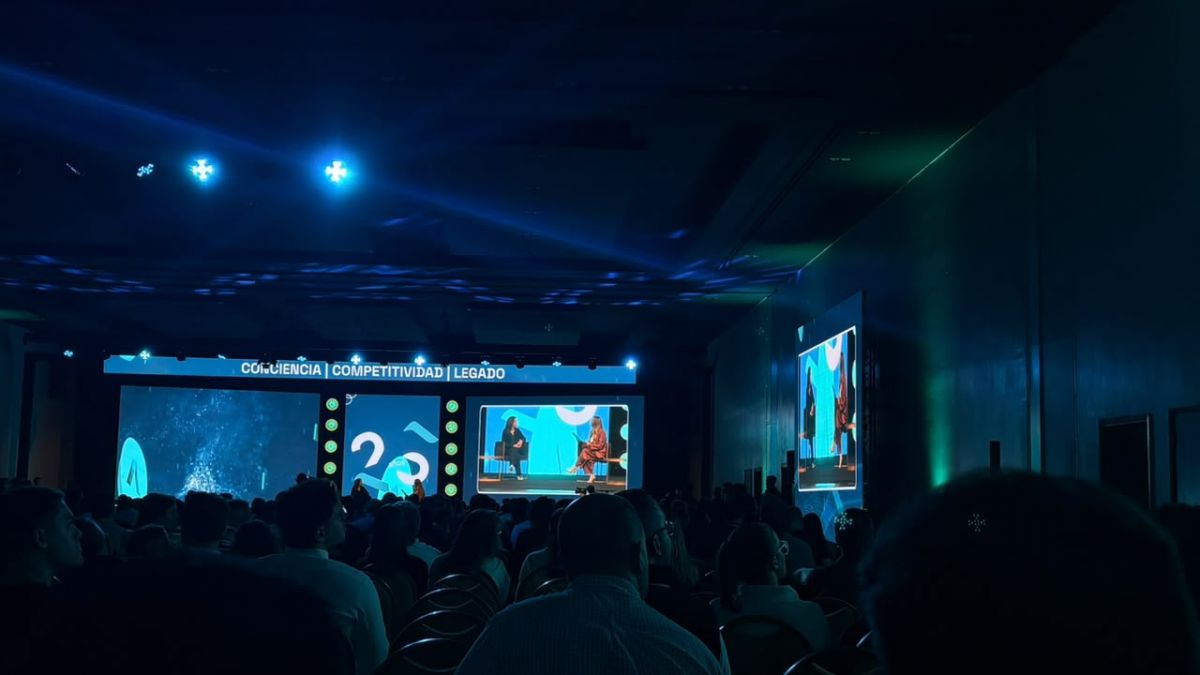 SU CHARLA. Cerca de 700 empresarios, emprendedores y jóvenes participaron de Liderando Futuro 2026 en el Hotel Sheraton Tucumán. / LA GACETA