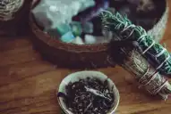 Sahumerio para la Pachamama: qué hierbas lleva, cómo prepararlo y cuál es el ritual para limpiar el hogar