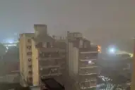 Una densa niebla cubrió el amanecer en la ciudad y hay cuatro vuelos demorados