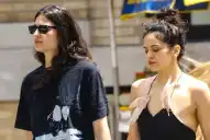 Quién es Loli Bahía, la modelo que acompaña a Rosalía en Buenos Aires y despertó rumores sobre su vínculo