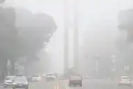 Una densa niebla cubrió el amanecer en la ciudad y hay cuatro vuelos demorados