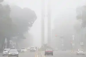 Una densa niebla cubrió el amanecer en la ciudad y hay cuatro vuelos demorados