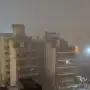 Una densa niebla cubrió el amanecer en la ciudad y hay cuatro vuelos demorados