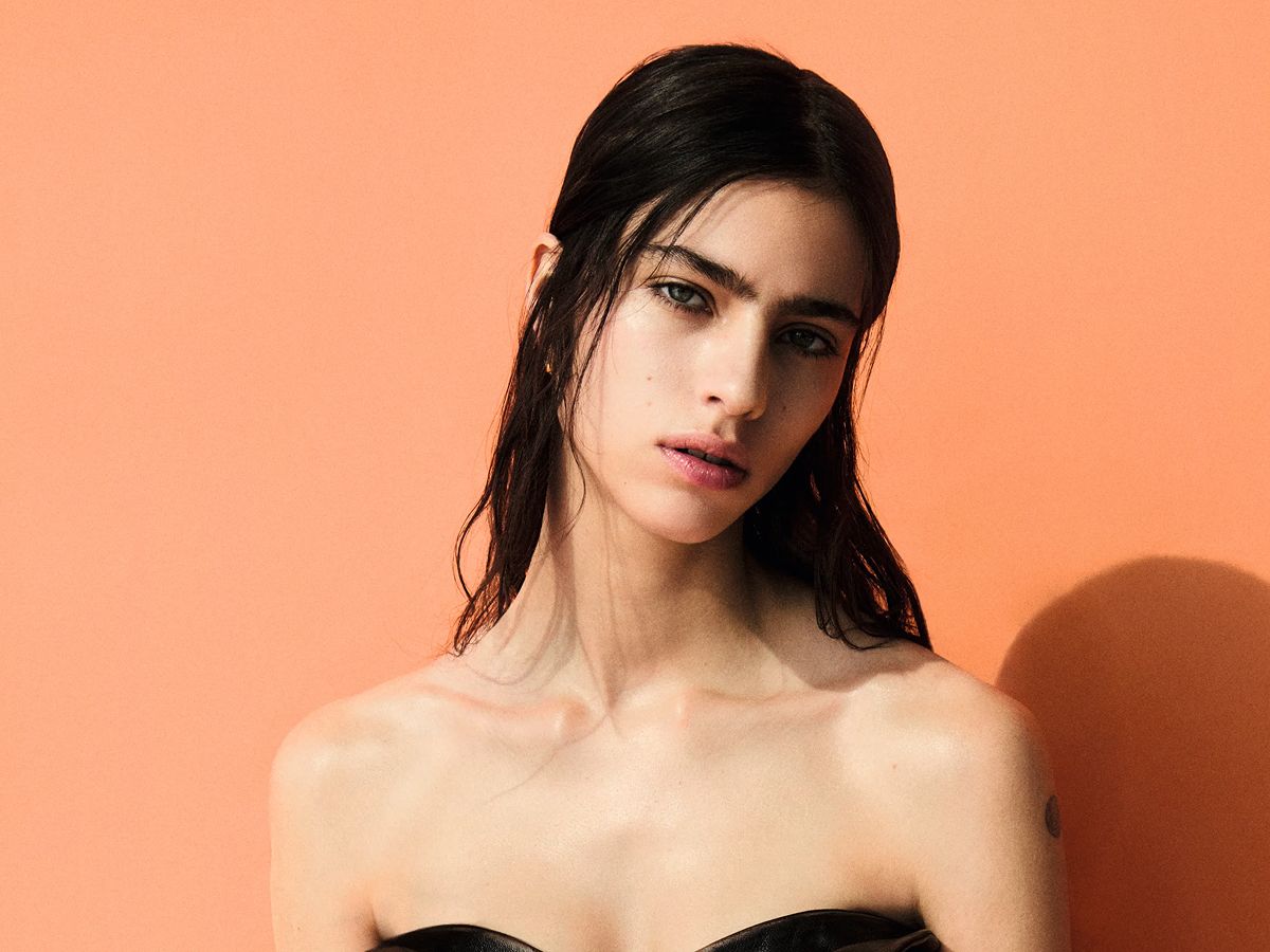 Loli Bahía, la modelo francesa que acompaña a Rosalía en su Lux Tour