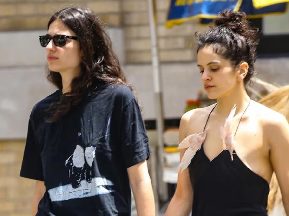 Loli Bahía y Rosalía caminando de la mano por las calles de Nueva York