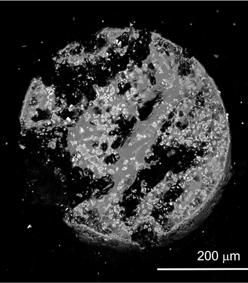 La muestra de hiroshimaíta estudiada se formó cuando la explosión nuclear del 6 de agosto de 1945 vaporizó edificios, metal, suelo, vidrio y agua en Hiroshima (Science Advances)