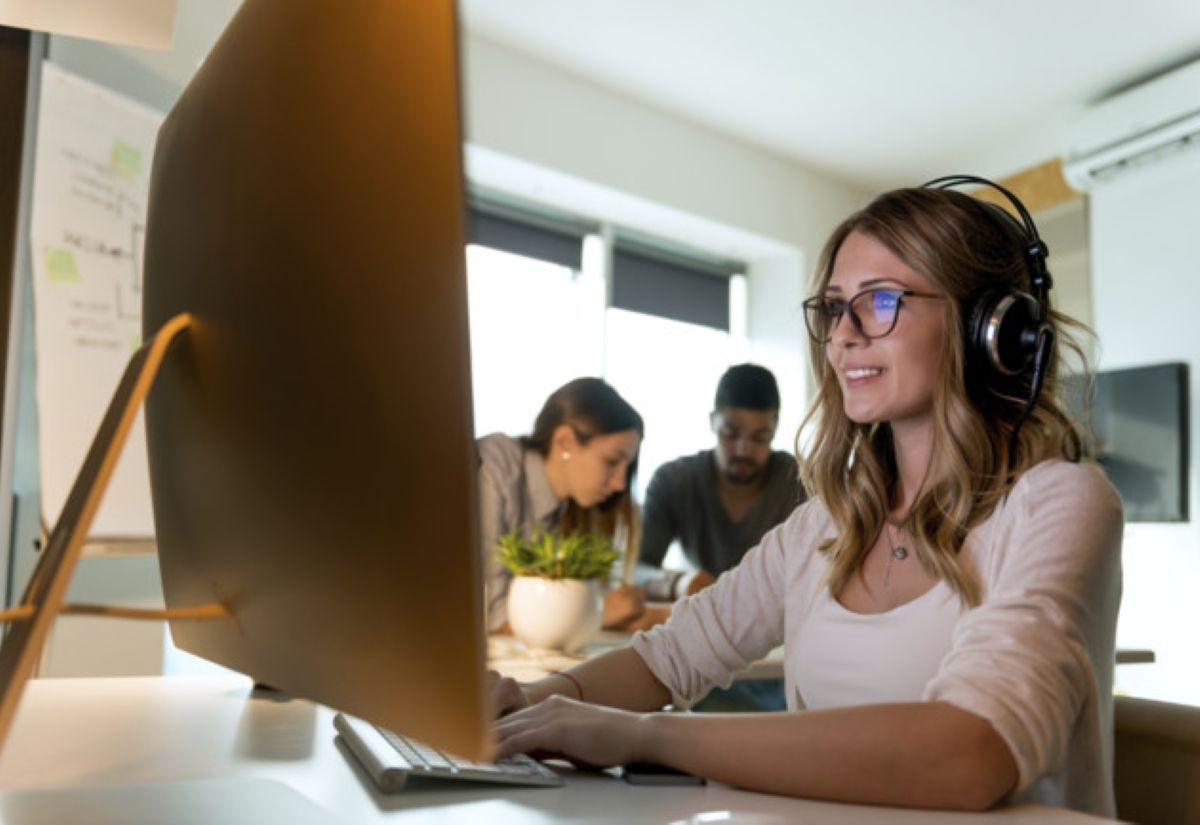 Celular, tablet, computadora de escritorio, notebook, es difícil que una persona no tenga alguno de éstos dispositivos tecnológicos. La modernidad puso al alcance de la mano aparatos creados para facilitar la vida, pero colateralmente, llegaron pe