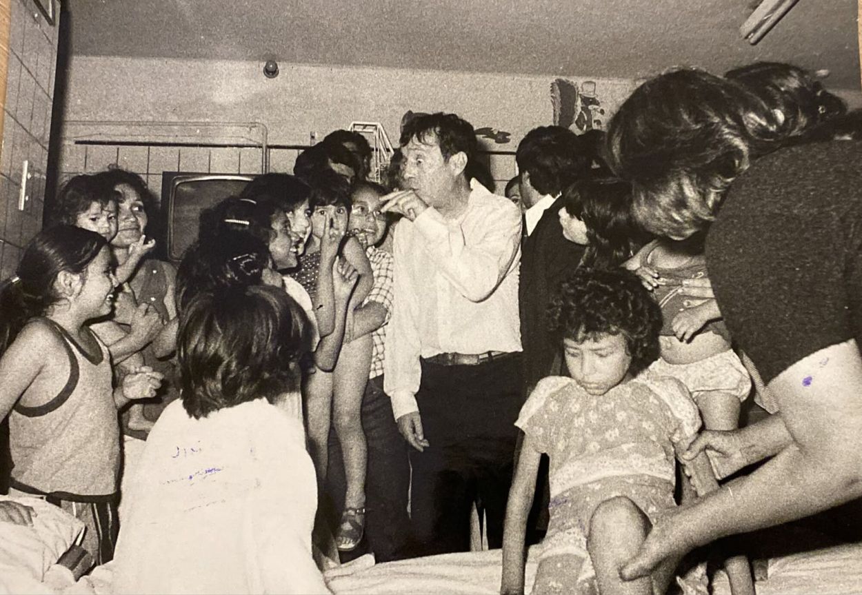 EN EL HOSPITAL DE NIÑOS EN 1980. “Chespirito” hace el gesto de “¡Eso, eso, eso!”.