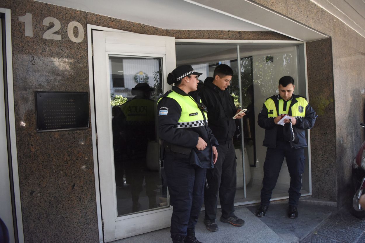 SEGURIDAD. Agentes custodian la entrada al inmueble de Monteagudo 120.