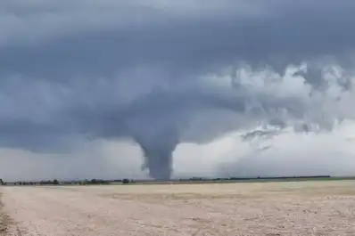 Tornado en Santa Fe: un enorme vórtice sorprendió en medio del temporal y causó temor