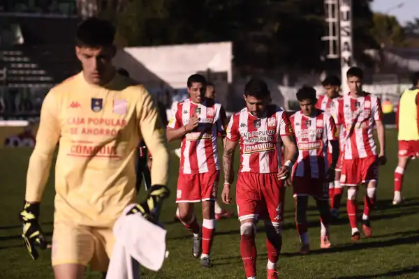 San Martín volvió a tropezar en Mataderos: jugó con uno menos y dejó escapar un partido que tenía controlado