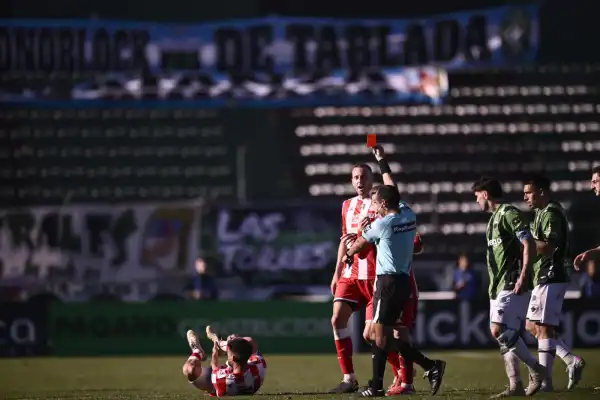 San Martín perdió con Nueva Chicago: la expulsión de Briñone cambió un partido que tenía controlado