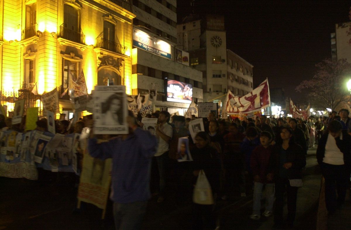 REACCIONES. Las marchas que se hacían en la plaza Independencia por la desaparición de 