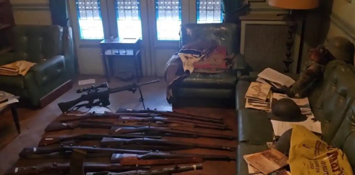 Un hombre de 89 años se descompensó y descubrieron un arsenal con armas y objetos nazis en su casa