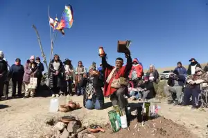 Entre el fuego, las coplas y las ofrendas, así se honró a la Pachamama en los cerros tucumanos