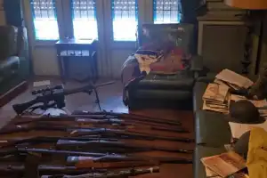 Un hombre de 89 años se descompensó y descubrieron un arsenal con armas y objetos nazis en su casa
