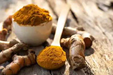 Té de cúrcuma, limón y pimienta: cómo prepararlo y cuáles son sus verdaderos efectos en el organismo