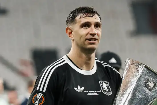 550x367_campen-dibu-martinez-consiguio-europa-league-junto-aston-villa-rompio-sequia-40-anos-sin-titulos-continentales-1148069-133826.webp