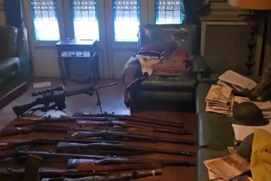 550x367_hombre-89-anos-se-descompenso-descubrieron-arsenal-armas-objetos-nazis-casa-1148072-141701.webp