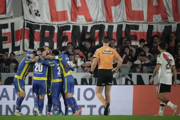 River perdió con Rosario Central y el Monumental explotó contra jugadores y dirigentes