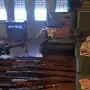 Un hombre de 89 años se descompensó y descubrieron un arsenal con armas y objetos nazis en su casa