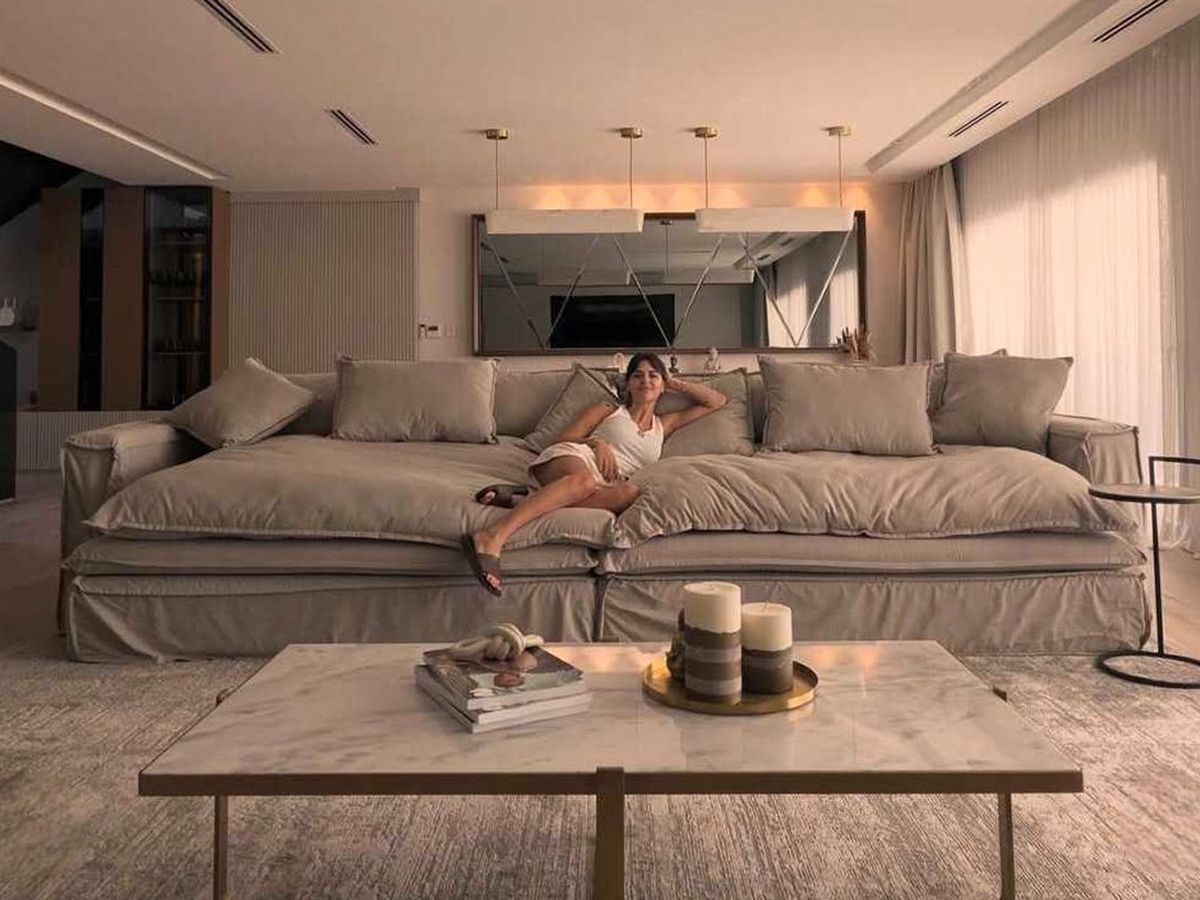 Camila Galante en una de las habitaciones de la mansión que comparte con Leandro Paredes y sus tres hijos