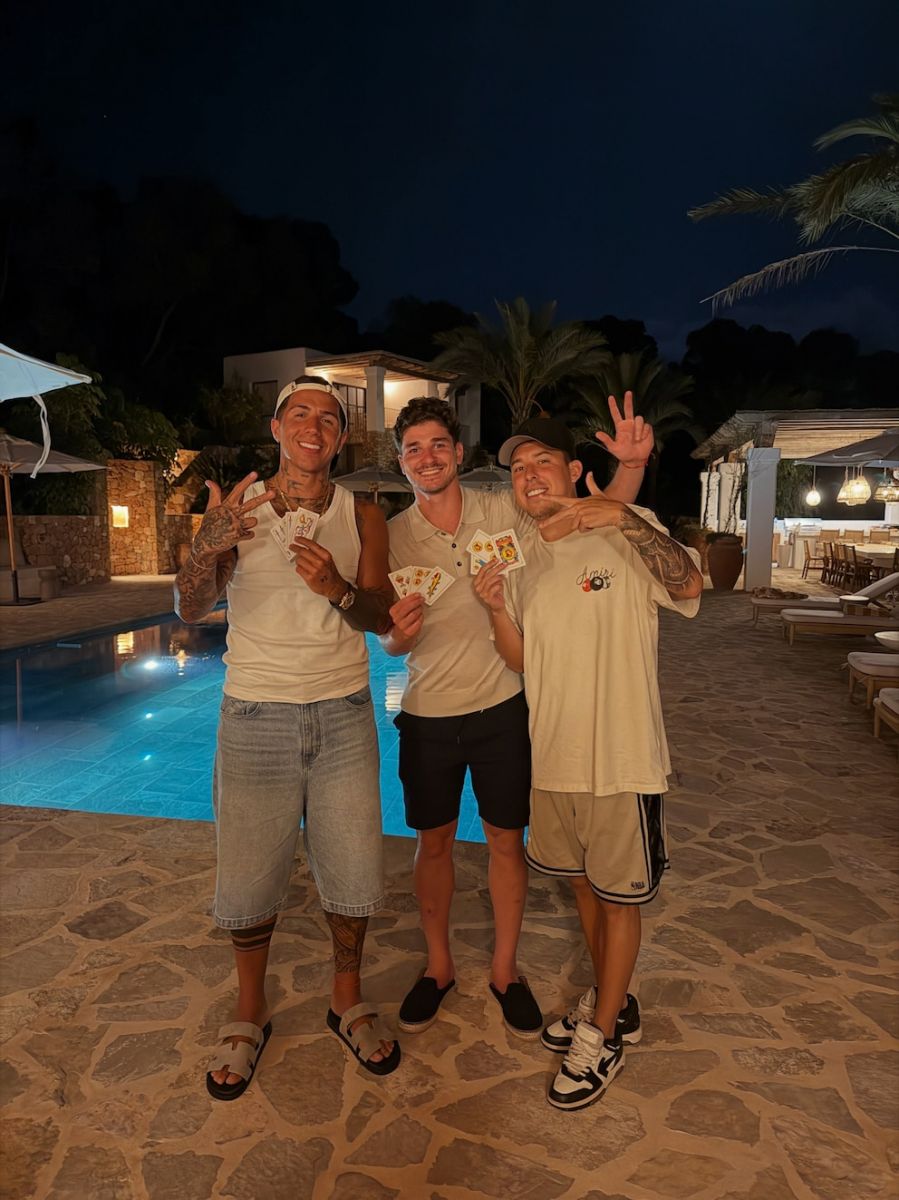 DISTENDIDOS. Enzo, Julián y Lisandro sonríen durante sus vacaciones tras el Mundial 2026.