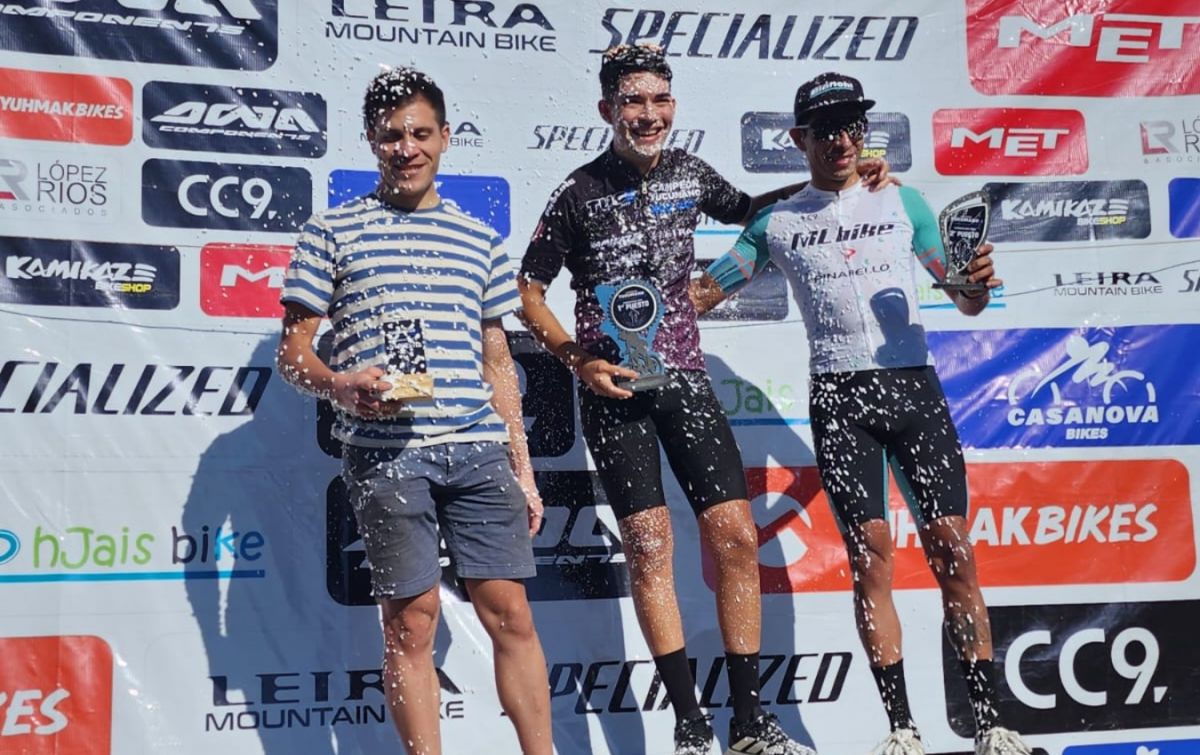 EN LOS MÁS ALTO. Nicolás Ortiz (centro) se consagró campeón por primera vez de la categoría Elite de cross country.