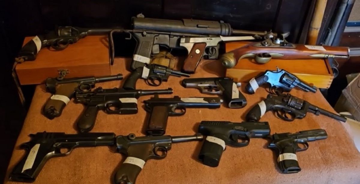 Flores: un llamado al SAME terminó con el secuestro de armas, explosivos y objetos nazis