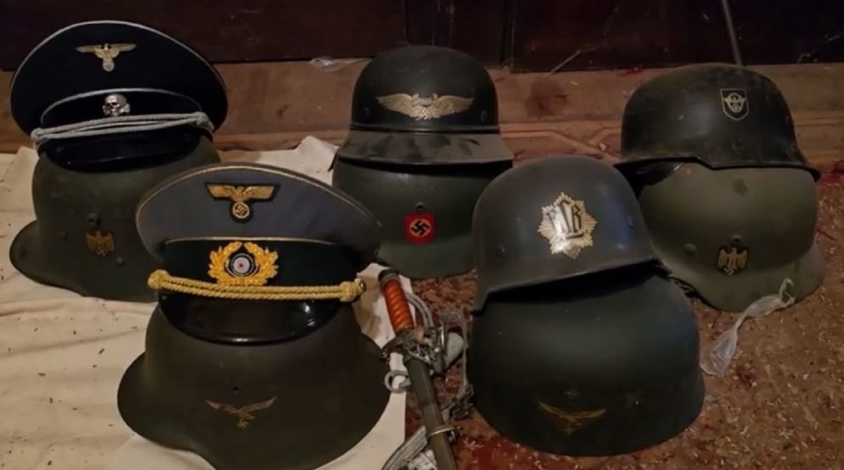 Un hombre de 89 años se descompensó y descubrieron un arsenal con armas y objetos nazis en su casa