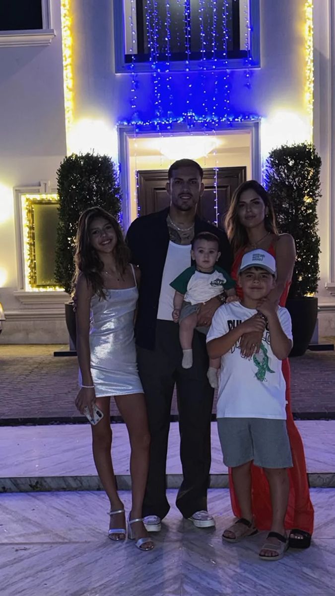 Leandro Paredes junto a su familia en la entrada de su mansión en Canning