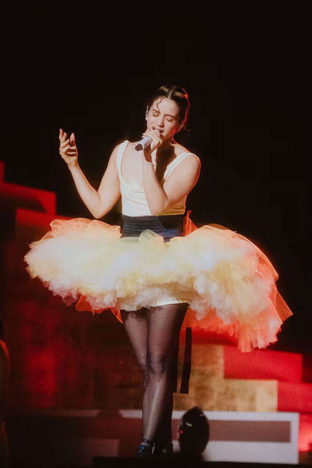 SÁBADO. Rosalía arrancó el show con tutú amarillo y zapatillas de punta.