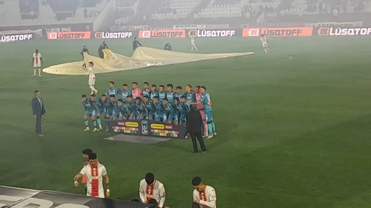 Los equipos están en la cancha