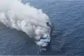 Cinco muertos y al menos 40 desaparecidos tras un incendio en un ferry en Indonesia