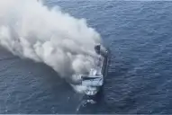 Cinco muertos y al menos 40 desaparecidos tras un incendio en un ferry en Indonesia