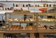 Entre bodegones y pastelería gourmet: el recorrido gastronómico de Rosalía por Buenos Aires