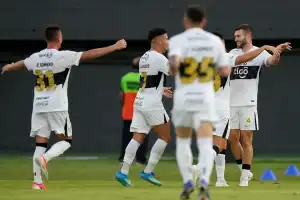 Como en un cuento de hadas: así fue el soñado debut, con gol incluido, de Tim Payne en Olimpia