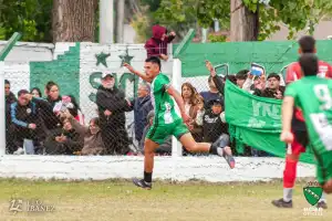 Es sobrino del “Pulga” Rodríguez, heredó su apodo y es el goleador de la Liga Tucumana