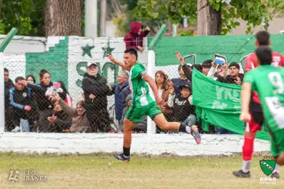 Es sobrino del “Pulga” Rodríguez, heredó su apodo y es el goleador de la Liga Tucumana